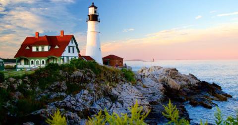 Image of a lighthouse on the coast of Maine.